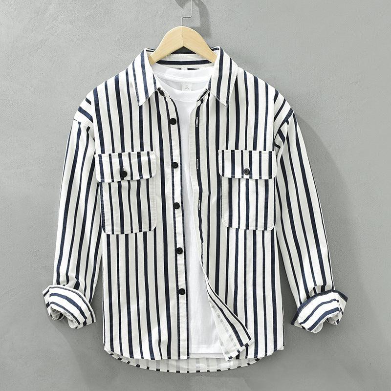 Chemise à rayures de retour des jeunes hommes