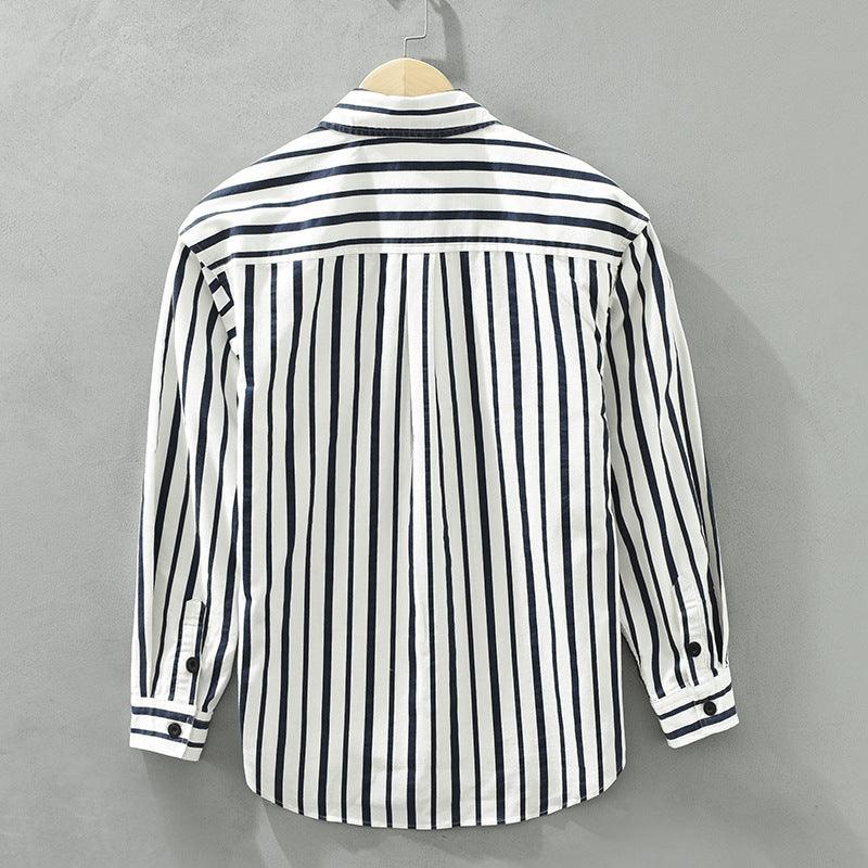 Chemise à rayures de retour des jeunes hommes