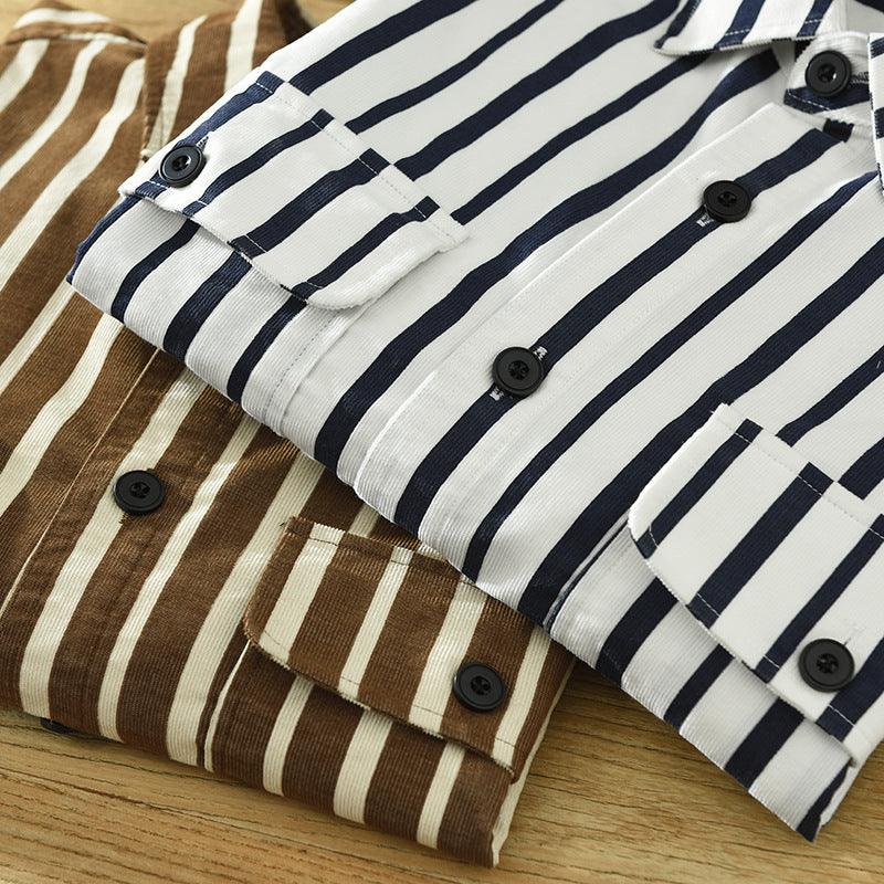 Chemise à rayures de retour des jeunes hommes