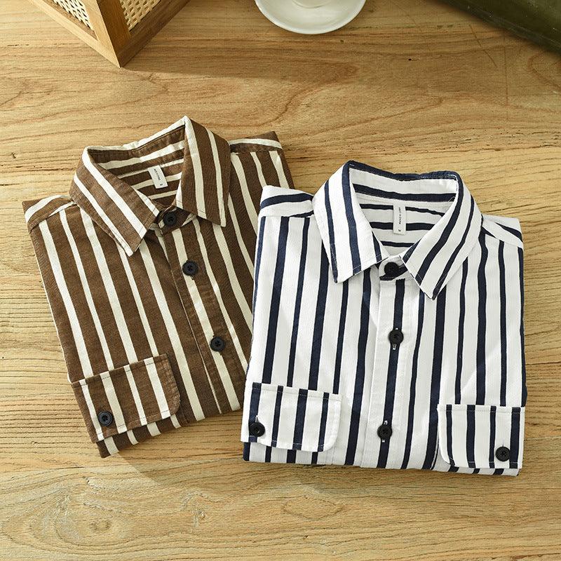 Chemise à rayures de retour des jeunes hommes