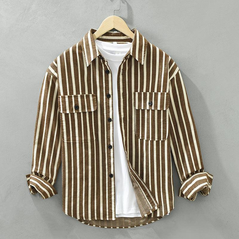 Chemise à rayures de retour des jeunes hommes